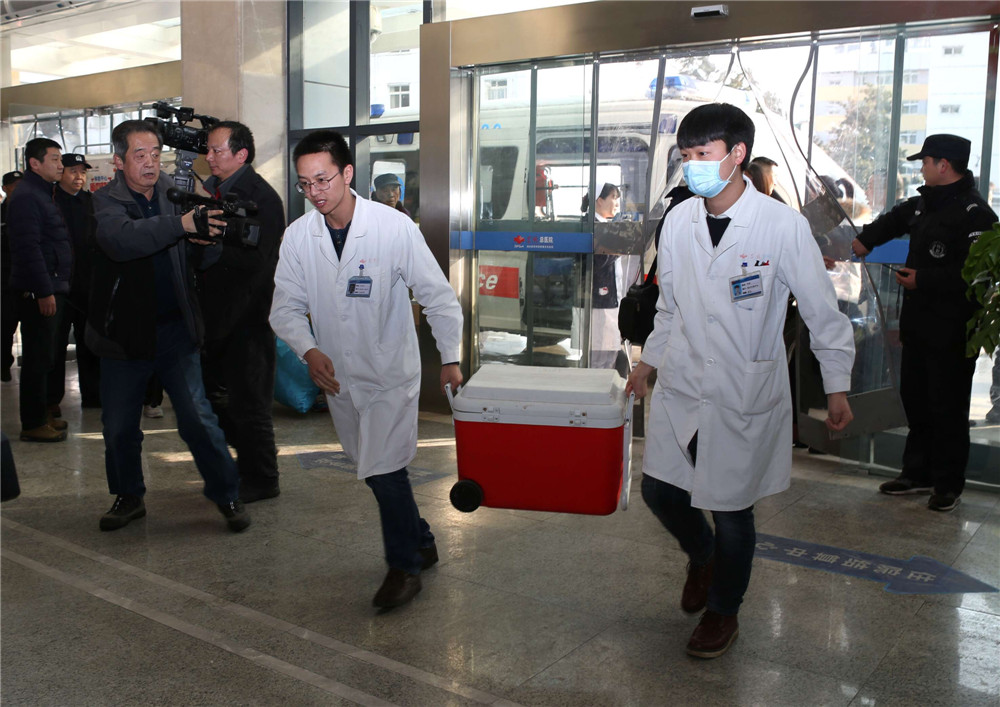 4、亮亮捐献的器官被紧急送到国药东风总医院。.jpg